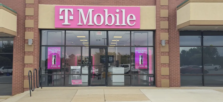  Exterior photo of T-Mobile Store at Kimberly West, Davenport, IA 