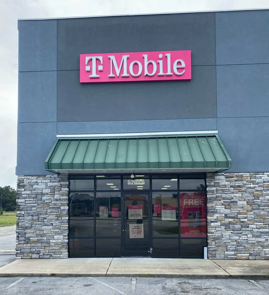Foto del exterior de la tienda T-Mobile en Hwy 70 W & Arendell St, Morehead City, NC