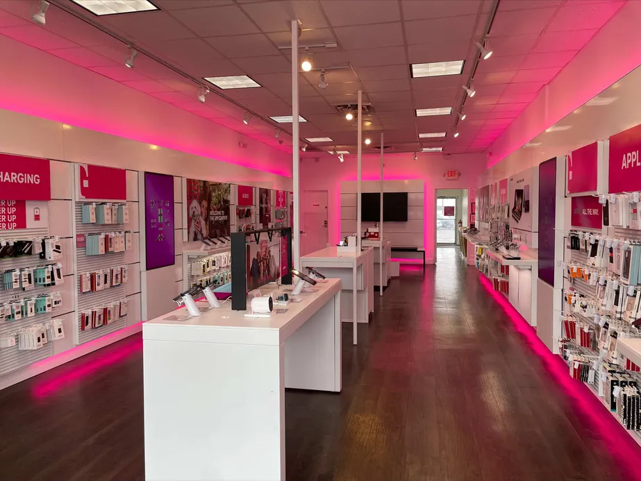 Foto del interior de la tienda T-Mobile en Glen Oaks Shopping Center, Glen Oaks, NY
