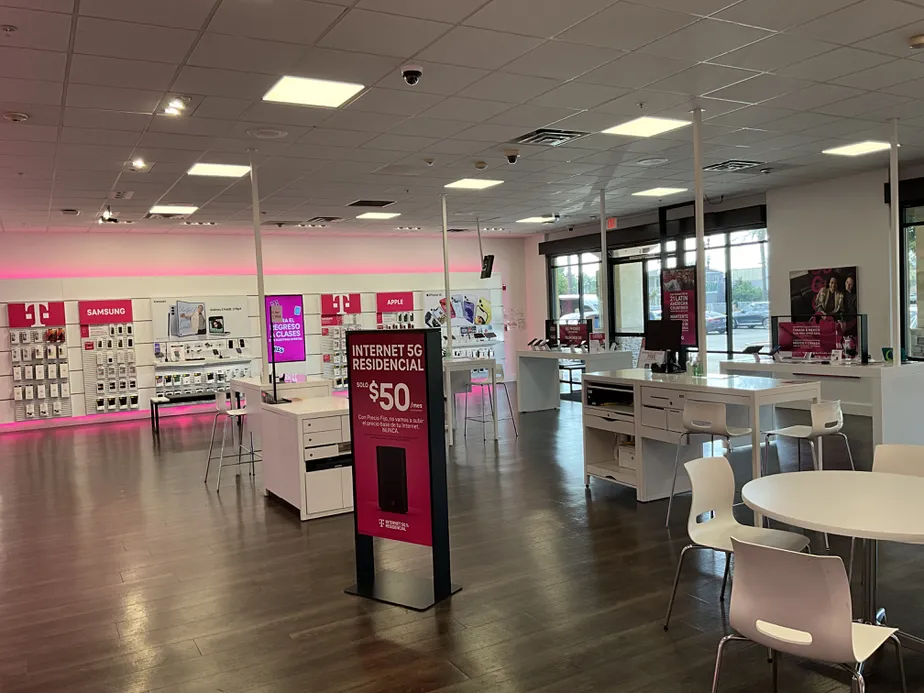 Foto del interior de la tienda T-Mobile en Whittier & Montebello Blvd, Montebello, CA