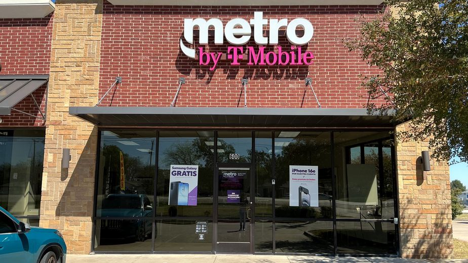 Metro by T-Mobile 5910 Azle Ave - 5910 Azle Ave 