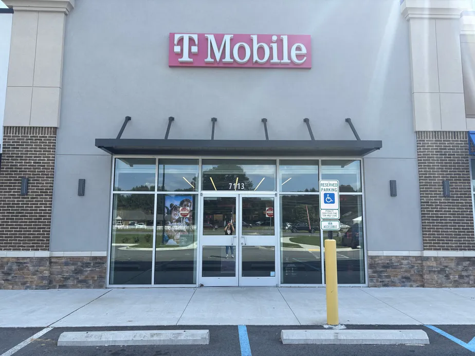  Exterior photo of T-Mobile Store at Shoppes at Gloucester, Gloucester, VA 