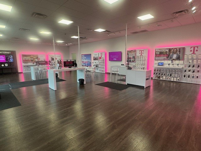Foto del interior de la tienda T-Mobile en 41st Ave Dr & 10th St Dr, Moline, IL