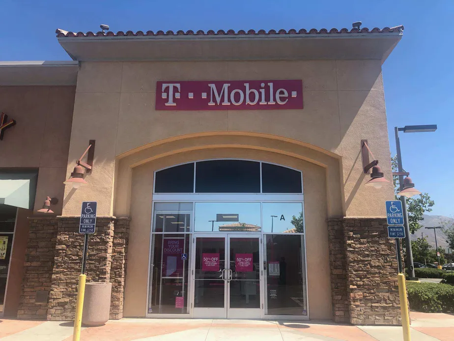 Exterior photo of T-Mobile store at San Jacinto Ave & E Commonwealth Ave, San Jacinto, CA