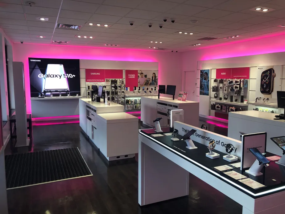  Interior photo of T-Mobile Store at 21st Street Pavilion, Norfolk, VA 