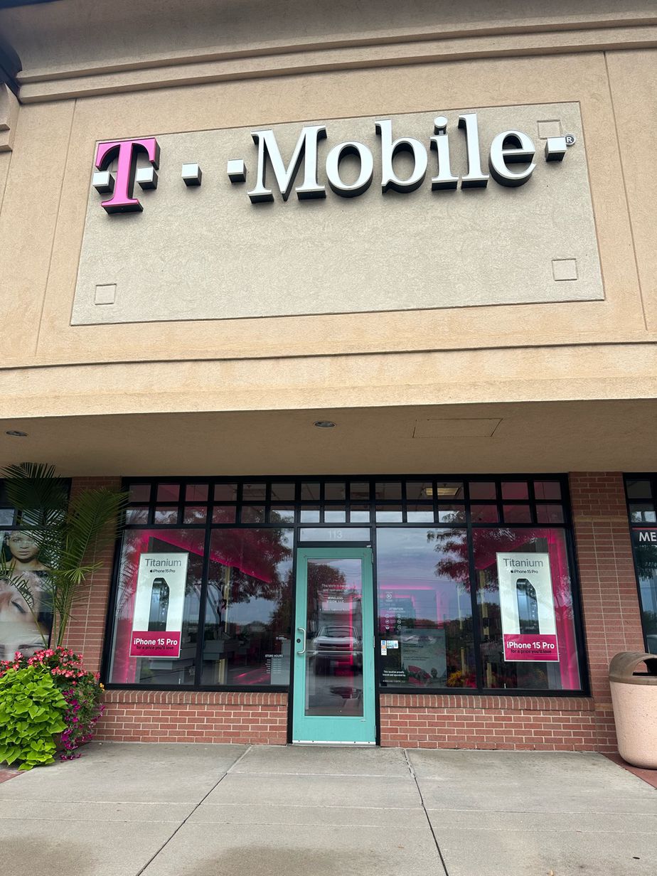 Exterior photo of T-Mobile Store at Woodbury Village, Woodbury, MN