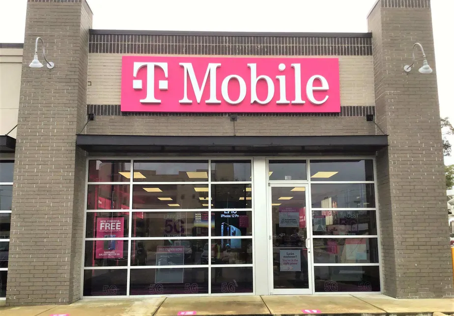  Exterior photo of T-Mobile store at E Race Ave & Hartsfield Dr, Searcy, AR 