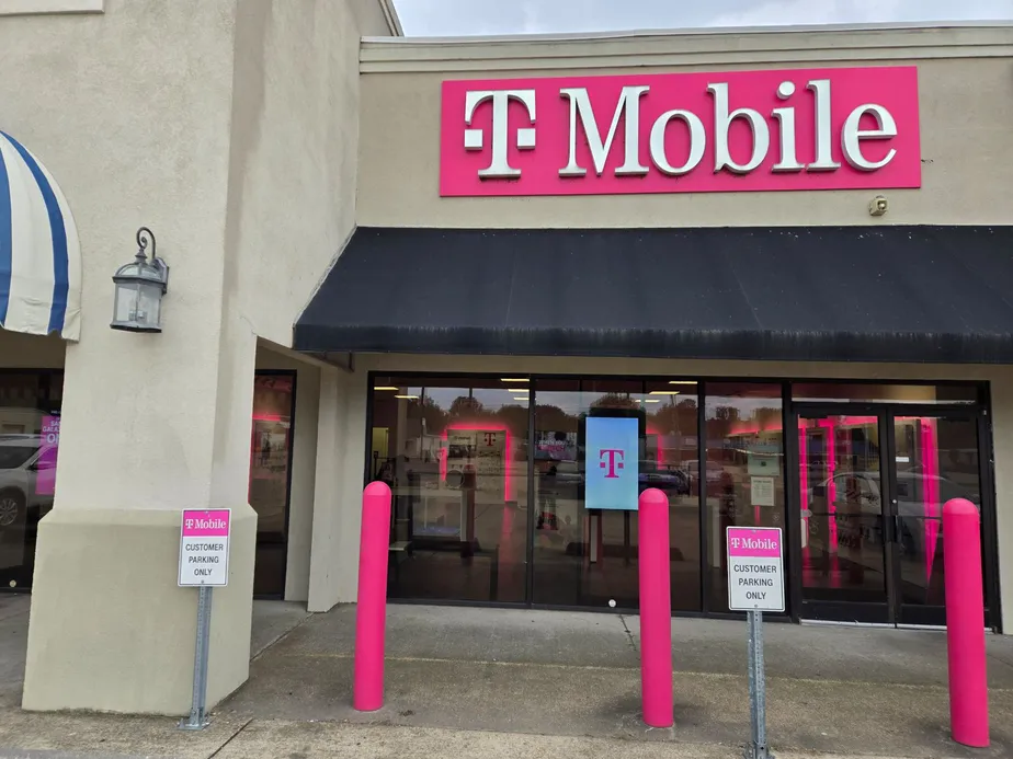  Exterior photo of T-Mobile Store at US 82 & Faisonia Ave, Indianola, MS 
