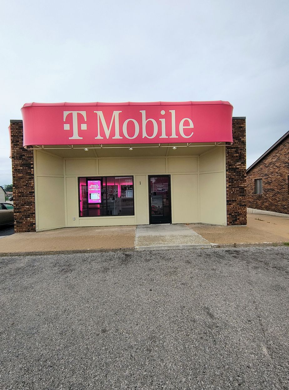 Exterior photo of T-Mobile Store at Diamond Blvd & Palmyra Rd, Hannibal, MO