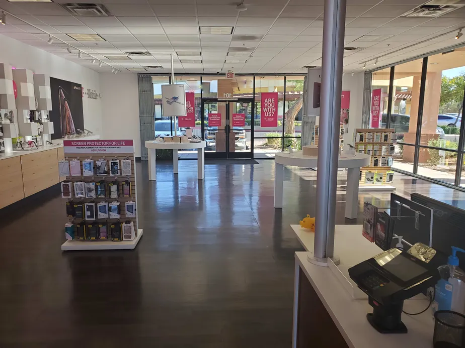 Foto del interior de la tienda T-Mobile en E Warner Rd & S Val Vista Dr, Gilbert, AZ