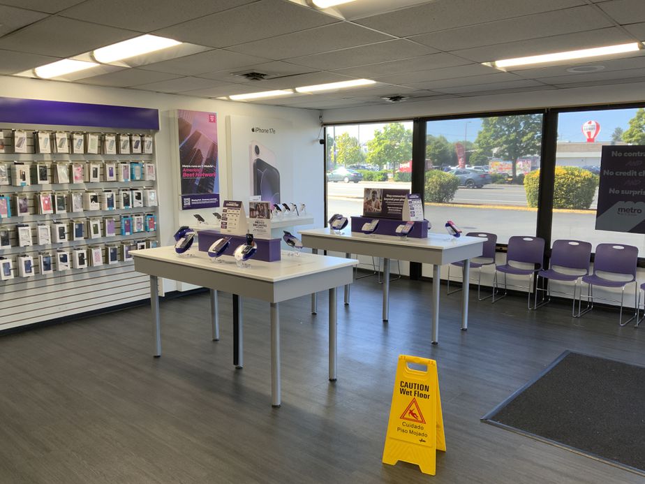 Metro by T-Mobile 2080 Lancaster Dr NE - 2080 Lancaster Dr NE