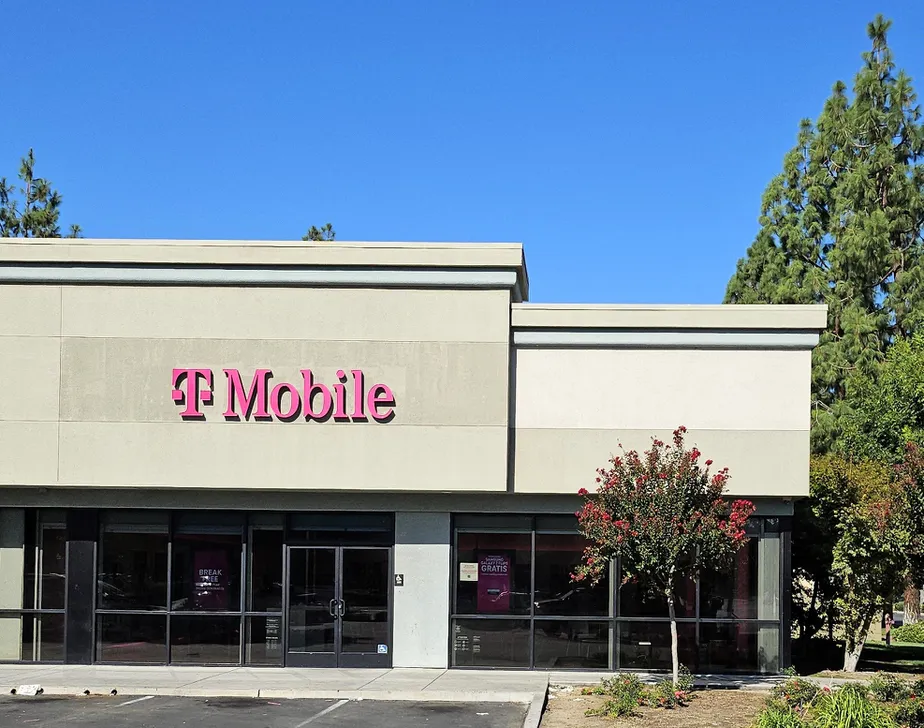 Foto del exterior de la tienda T-Mobile en Kings Canyon & Peach, Fresno, CA