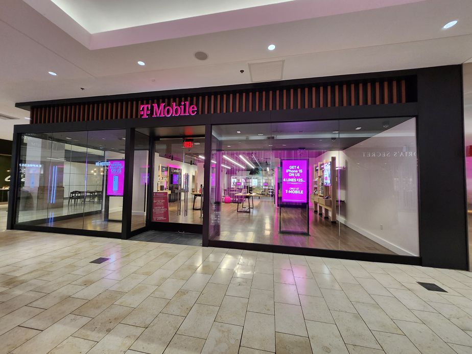 Exterior photo of T-Mobile Store at Garden State Plaza, Paramus, NJ