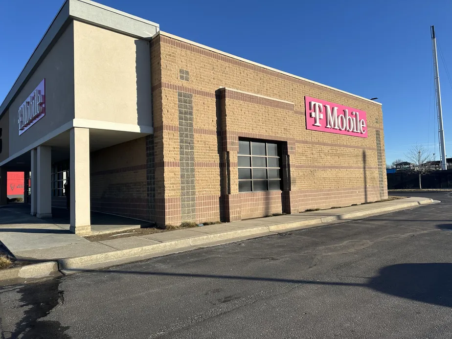  Exterior photo of T-Mobile Store at Barry Rd & US 169, Kansas City, MO 