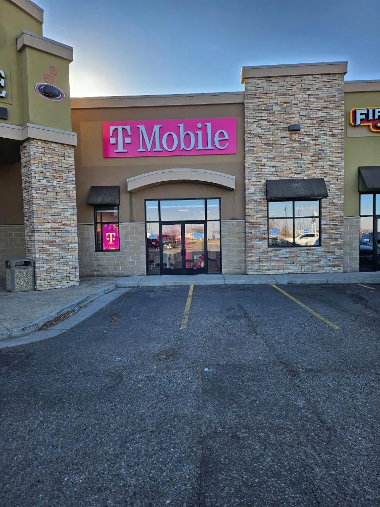 Foto del exterior de la tienda T-Mobile en 6th St & 22nd Ave, Brookings, SD