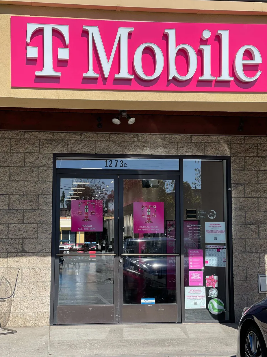 Foto del exterior de la tienda T-Mobile en Tustin & Katella, Orange, CA