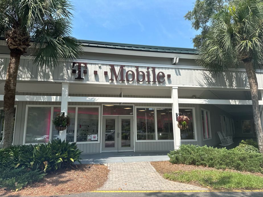 Exterior photo of T-Mobile Store at Wm Hilton Pkwy & Queens Way, Hilton Head, SC