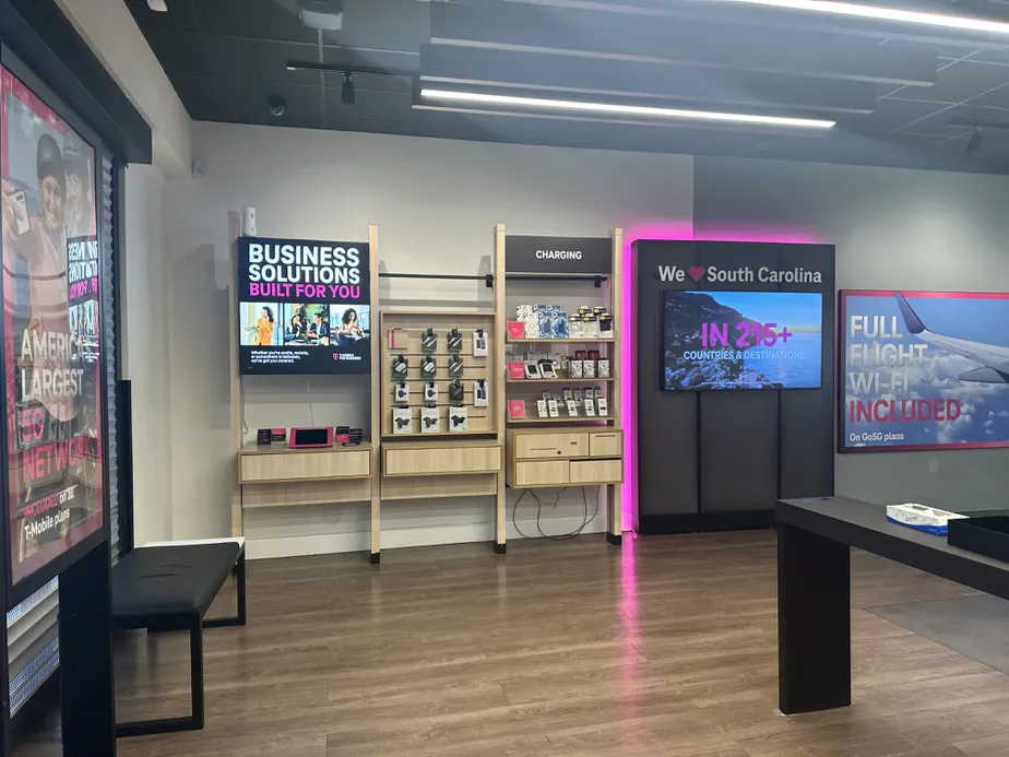 Foto del interior de la tienda T-Mobile en Columbiana Station, Columbia, SC