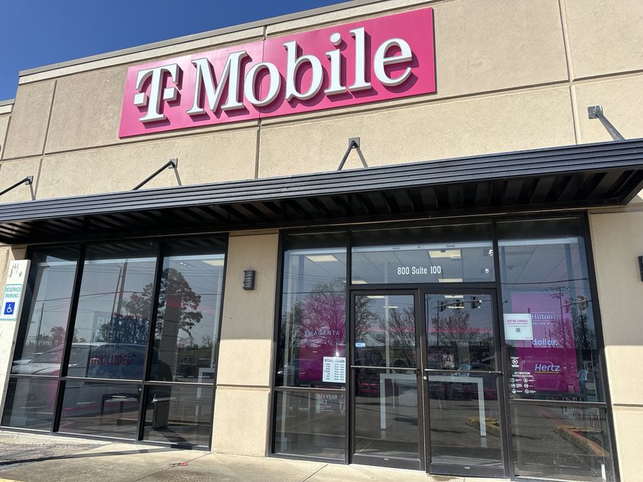 Exterior photo of T-Mobile Store at Prien Lake Rd & Lake St, Lake Charles, LA