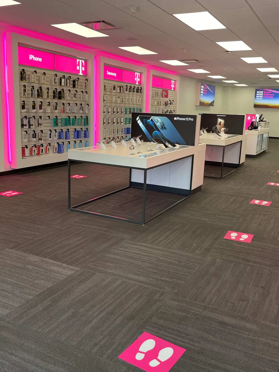 Foto del interior de la tienda T-Mobile en Vermont Ave & Menlo Ave, Los Angeles, CA