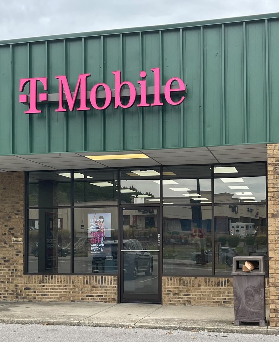 Exterior photo of T-Mobile Store at Royal Oaks Blvd & Holiday Ct, Franklin, TN 