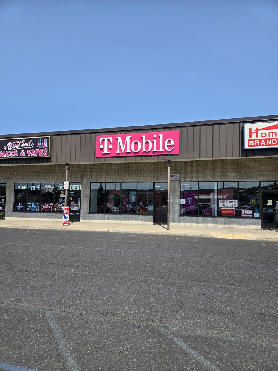 Exterior photo of T-Mobile Store at West End Plaza, Brodheadsville, PA