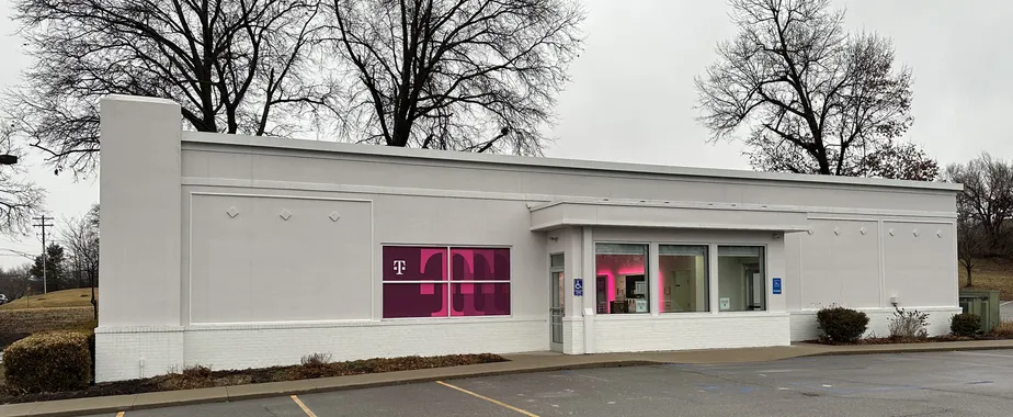  Exterior photo of T-Mobile Store at N Bluff Dr & University Ave, Fulton, MO 