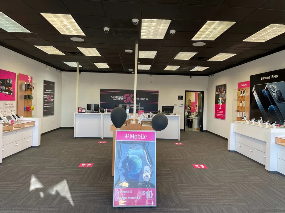 Foto del interior de la tienda T-Mobile en E Ennis Ave & Laurel St, Ennis, TX