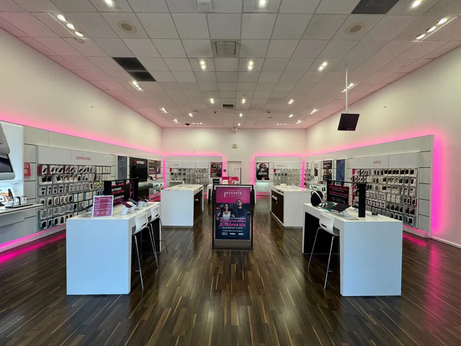 Foto del interior de la tienda T-Mobile en Red Hill & Edinger, Tustin, CA