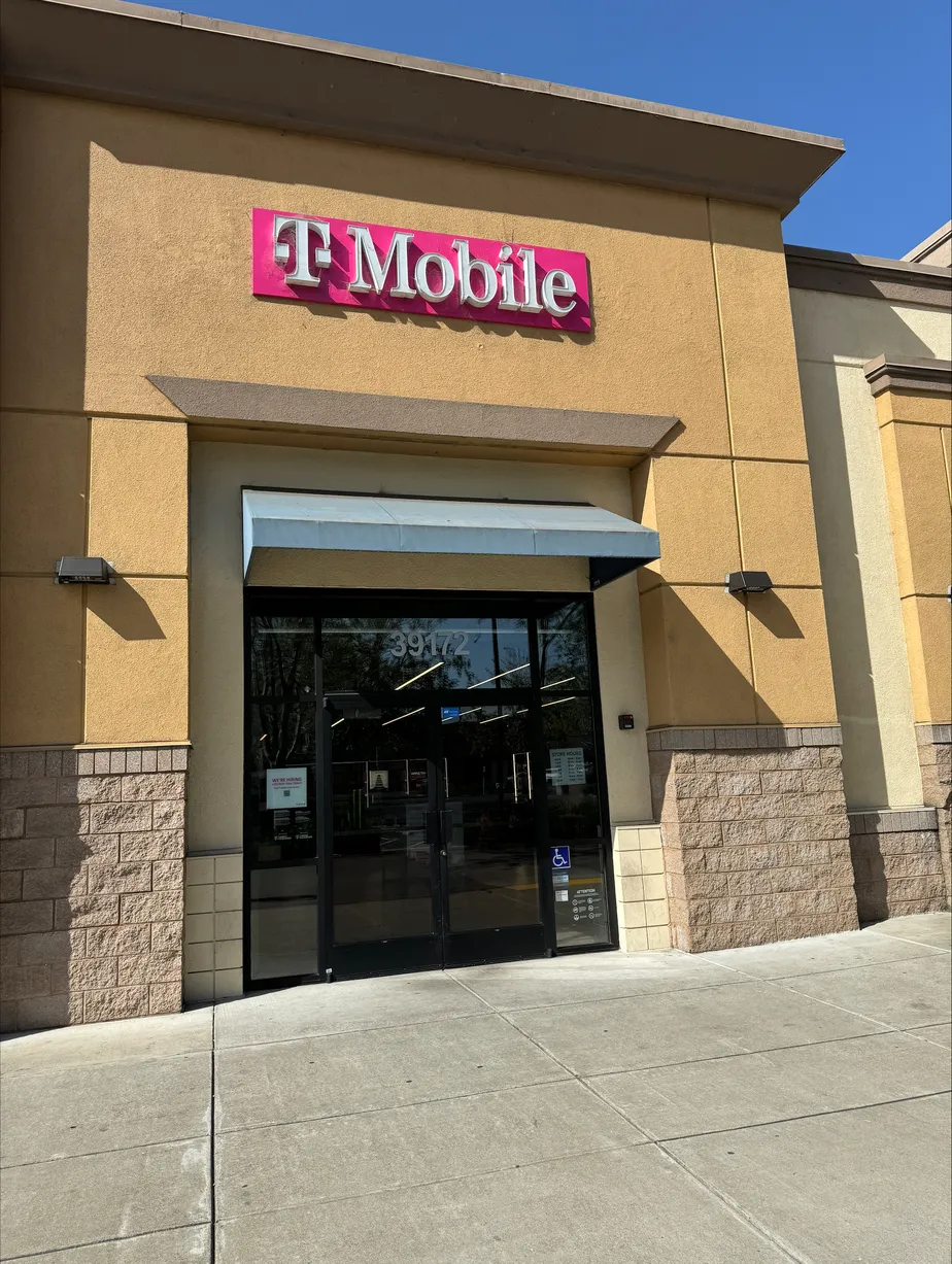 Foto del exterior de la tienda T-Mobile en Fremont Blvd & Mowry Ave, Fremont, CA