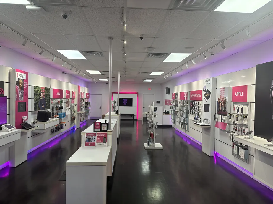 Foto del interior de la tienda T-Mobile en Liberty Ave & Fitzpatrick St, Hillside, NJ