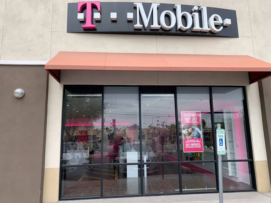 Exterior photo of T-Mobile store at 32nd St & Thomas Rd, Phoenix, AZ