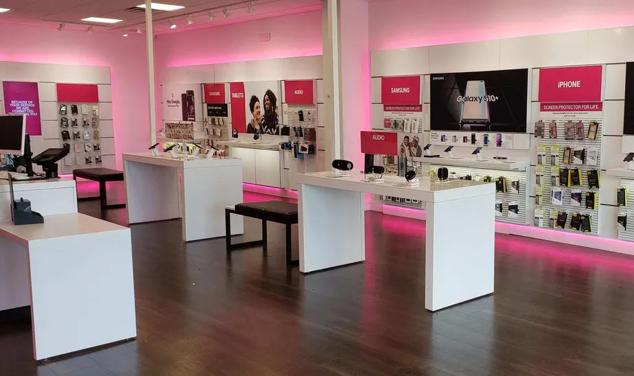 Foto del interior de la tienda T-Mobile en Howard Rd & Chili Ave, Rochester, NY