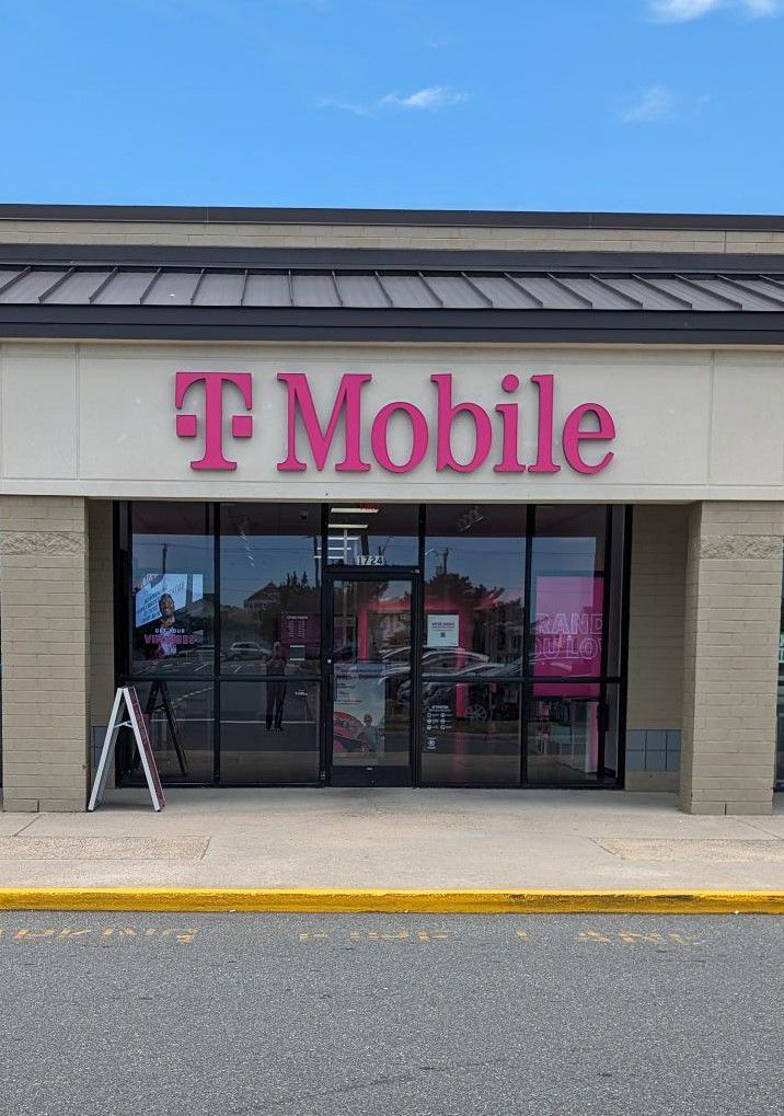 Exterior photo of T-Mobile Store at Benns Church & Gumwood, Smithfield, VA