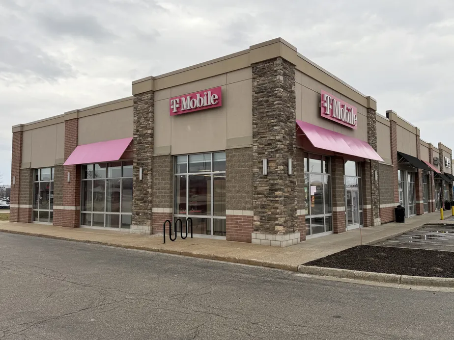  Exterior photo of T-Mobile Store at Shops at Centerpoint, Kentwood, MI 