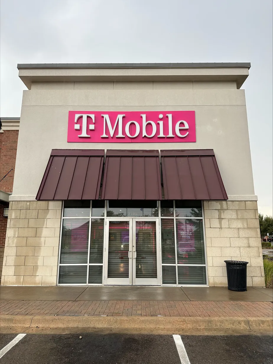 Exterior photo of T-Mobile Store at I-40 & Air Depot, Midwest City, OK