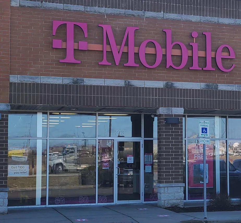 Exterior photo of T-Mobile store at E Us Route 6 & State Route 47, Morris, IL