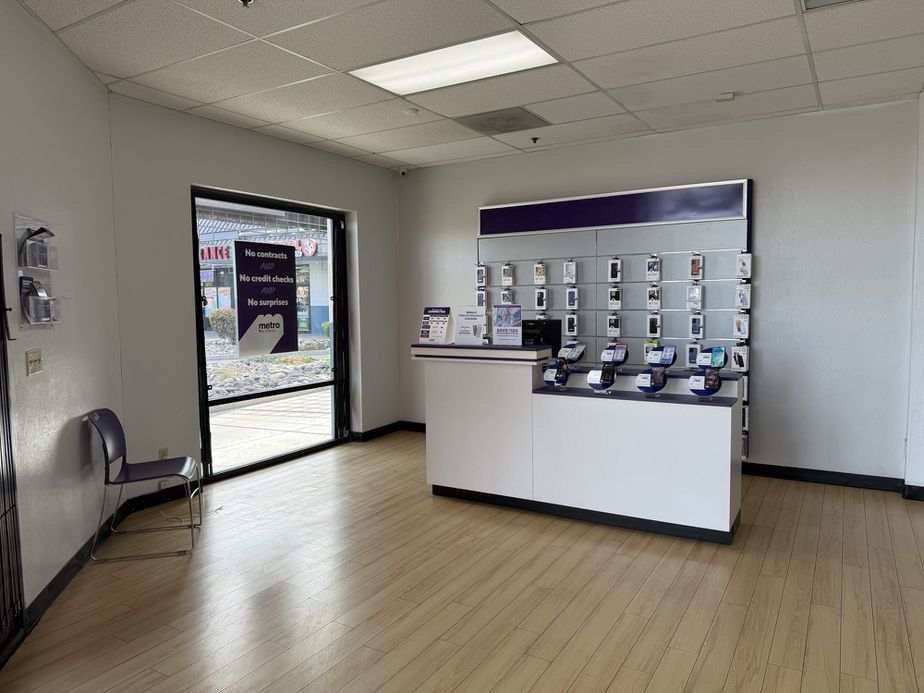 Metro by T-Mobile 1901 Silverada Blvd - 1901 Silverada Blvd 