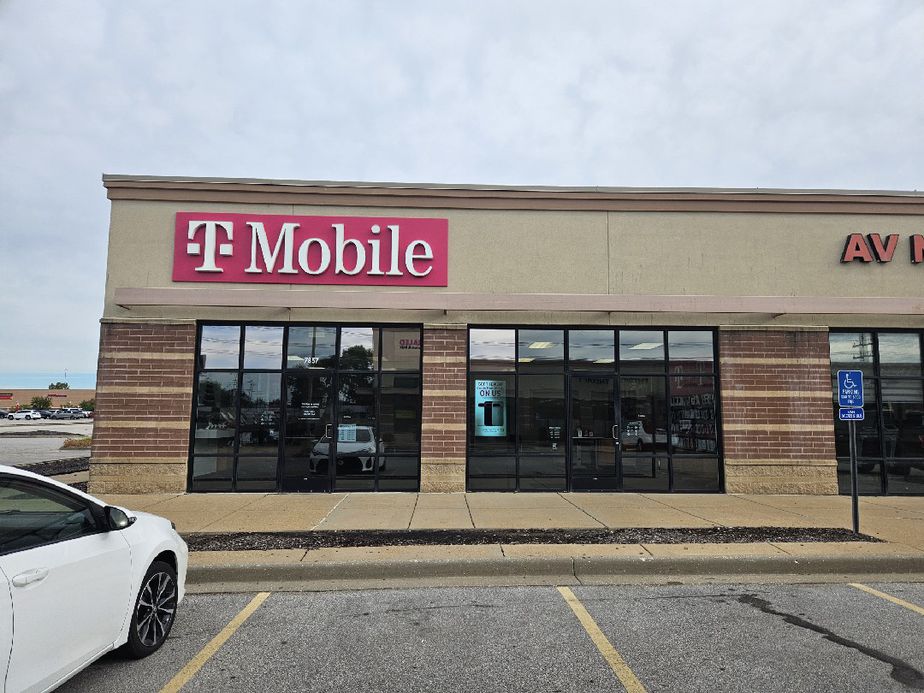 Exterior photo of T-Mobile Store at Hwy N & La Le Dr, Dardenne Prairie, MO