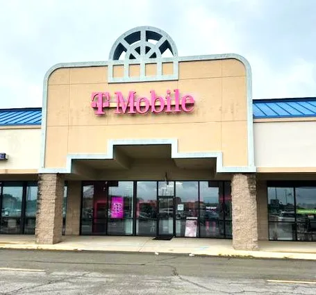 Exterior photo of T-Mobile Store at Springfield Freedom, Springfield, IL