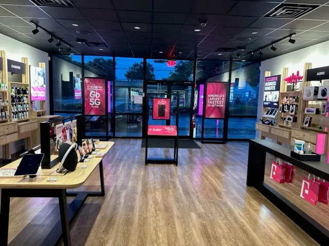 Foto del interior de la tienda T-Mobile en Newport Ave & Beverage Hill Av, Pawtucket, RI
