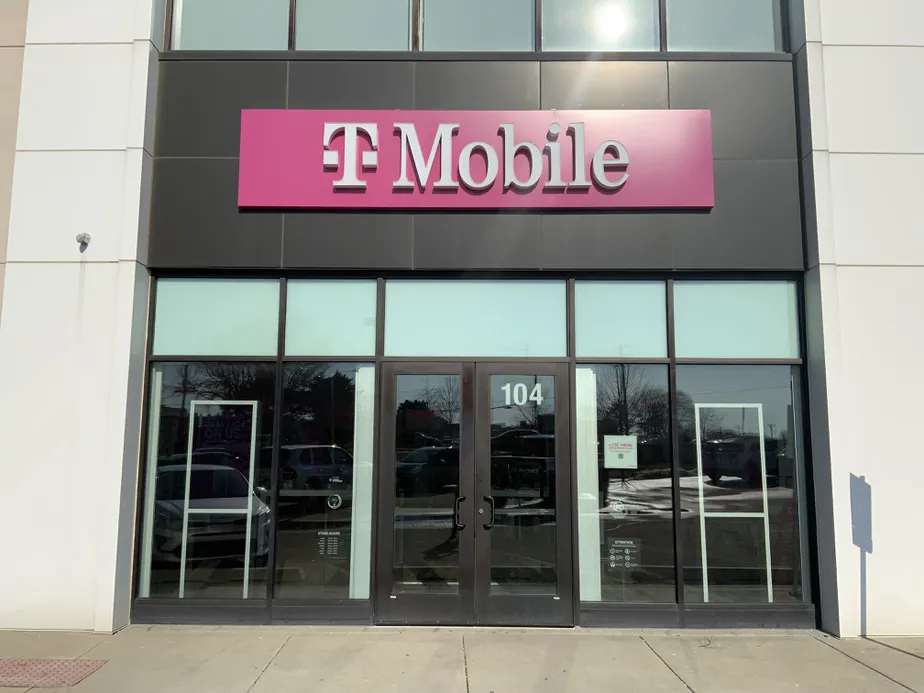  Exterior photo of T-Mobile Store at Route 60 & Milwaukee Ave, Vernon Hills, IL 