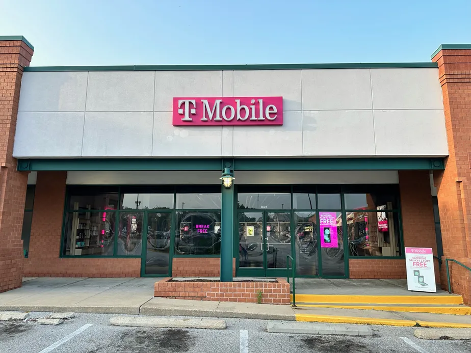  Exterior photo of T-Mobile Store at Richmond Center, Saint Louis, MO 