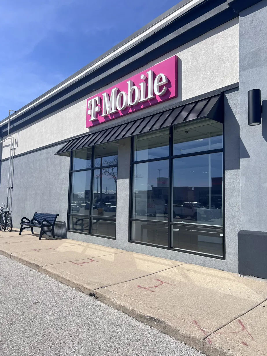 Foto del exterior de la tienda T-Mobile en Harlem & Cermak, North Riverside, IL