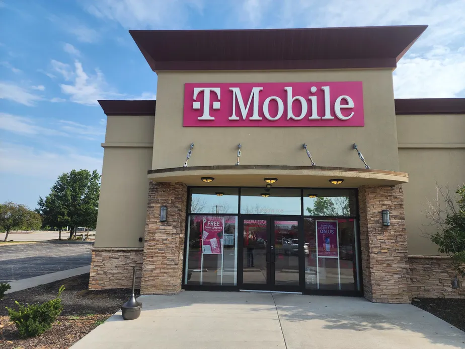  Exterior photo of T-Mobile Store at Bolger Square, Independence, MO 