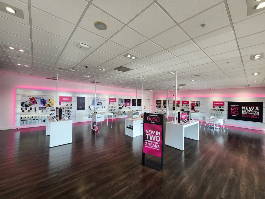 Foto del interior de la tienda T-Mobile en Tualatin & Sherwood Rd, Sherwood, OR