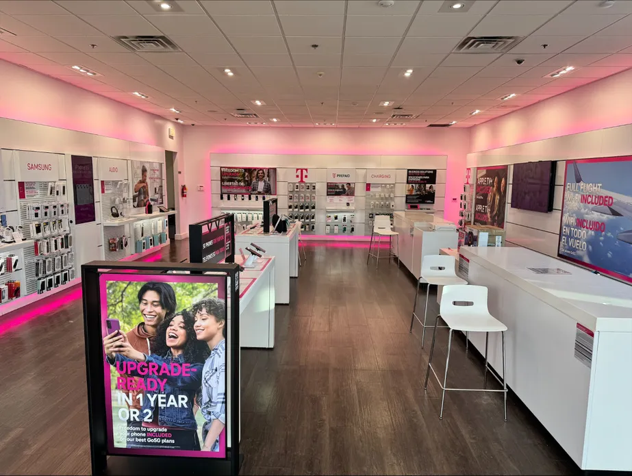 Foto del interior de la tienda T-Mobile en The Palms at Indio, Indio, CA