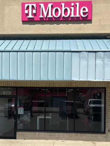  Exterior photo of T-Mobile Store at Mentor Ave & Staples Center, Mentor, OH 