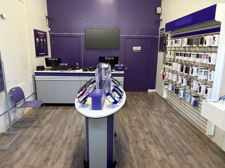 Metro by T-Mobile 431 NW Broadway - 431 NW Broadway