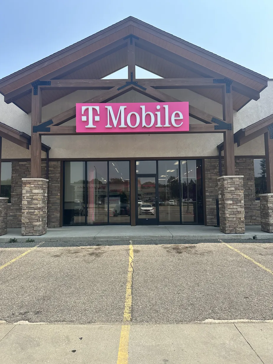  Exterior photo of T-Mobile Store at Broadway & 10th, Alexandria, MN 